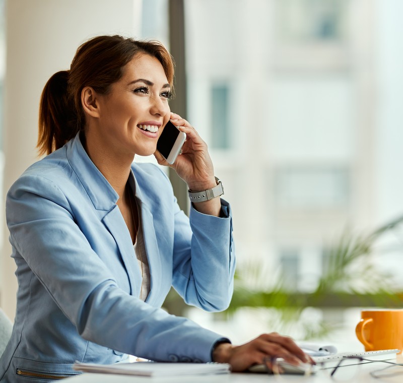 A business professional answering a customer call on a hosted phone system